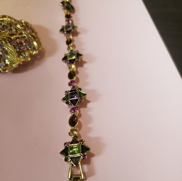 Gold color Vintage bracelet and vintage Sarah Coventry brooch - Picture 9 of 13